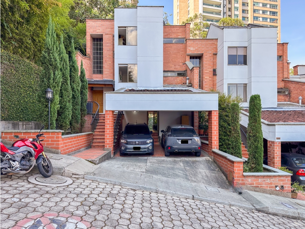 CASA EN VENTA ENTRE NIVELES REMODELADA EN LOS BALSOS EL POBLADO — foto 3