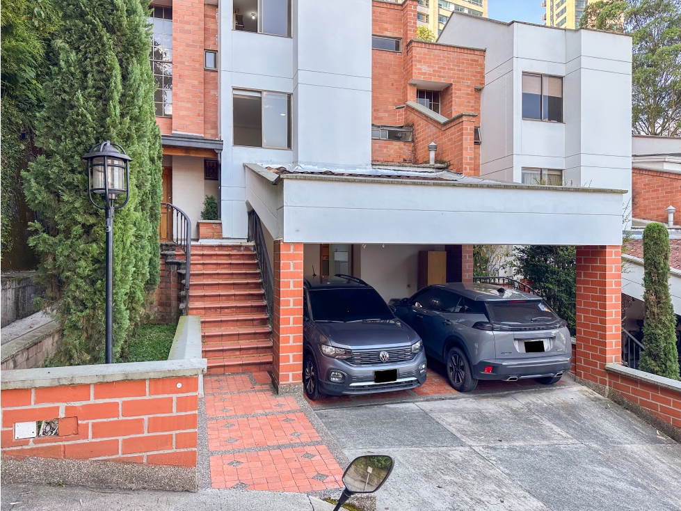 CASA EN VENTA ENTRE NIVELES REMODELADA EN LOS BALSOS EL POBLADO — foto 4
