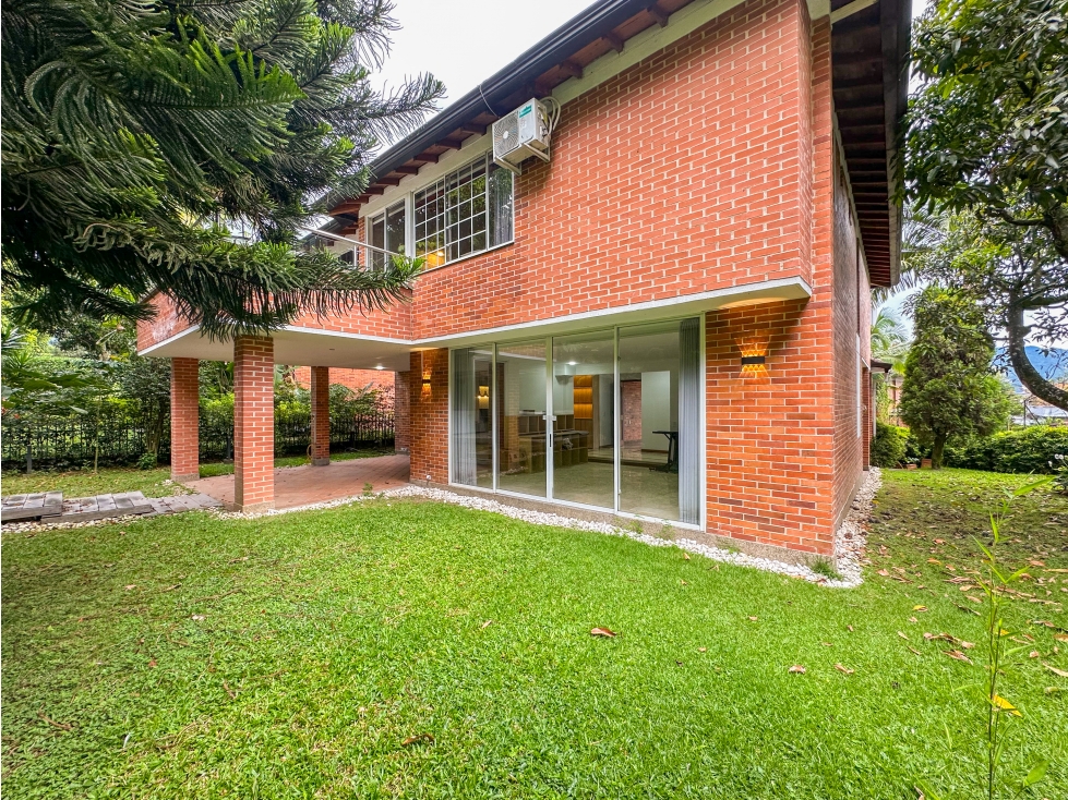 CASA DE DOS NIVELES CON JARDÍN EN BENEDICTINOS ENVIGADO