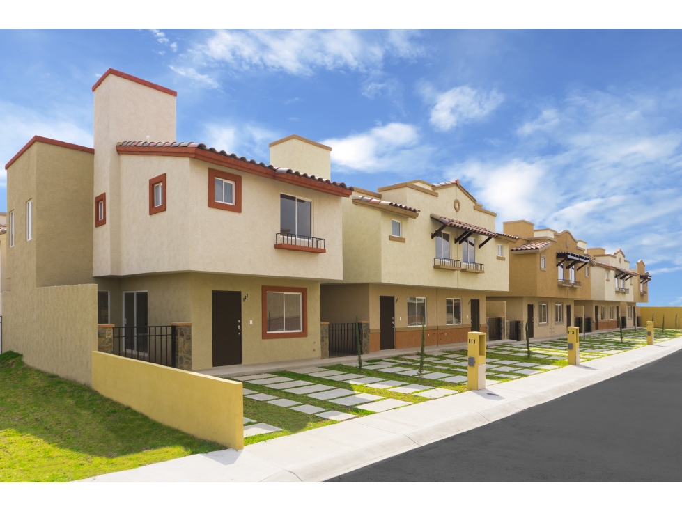 Casa en venta 3 habitaciones, en Pachuca, casa club con alberca Mont - 1