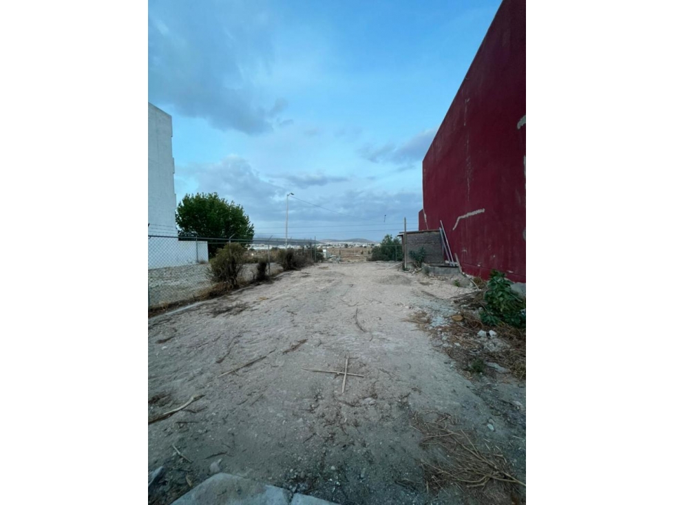 Se vende terreno en Puerta de Hierro de 180m2 - 2