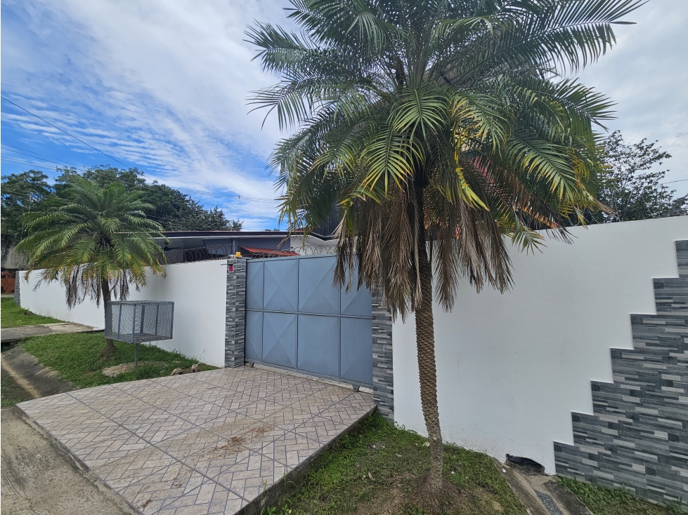 Venta de casa con muro perimetral en Residencial El Mesón, Chitré