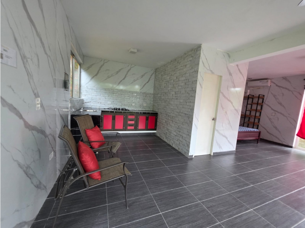 VENTA DE TERRENO CON 3 CABAÑAS EN ALTOS DE CERRO AZUL. MY - 6