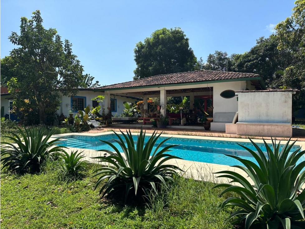 Venta de casa con piscina en Pedasí - 2