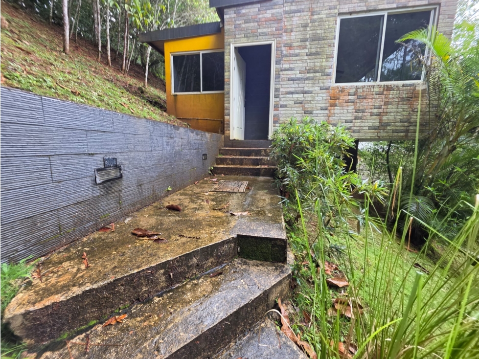 VENTA DE TERRENO CON 3 CABAÑAS EN ALTOS DE CERRO AZUL. MY - 2