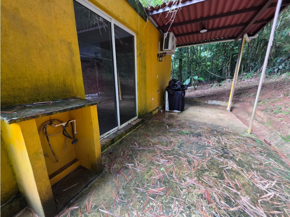 VENTA DE TERRENO CON 3 CABAÑAS EN ALTOS DE CERRO AZUL. MY - 3