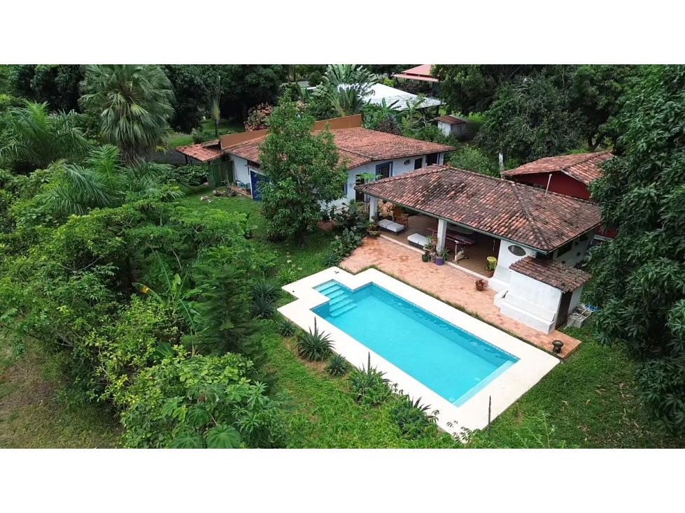 Venta de casa con piscina en Pedasí - 1