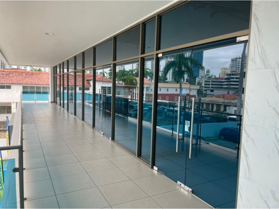 Local Comercial en Alquiler Plaza Cowes, Bella Vista. GM - 2