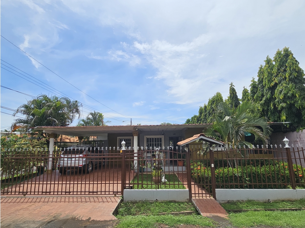 Venta de casa de esquina en Chitré, Herrera