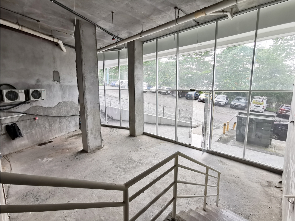 Venta/Alquiler de locales de 2 niveles en SKy Point, Tumba Muerto. LM