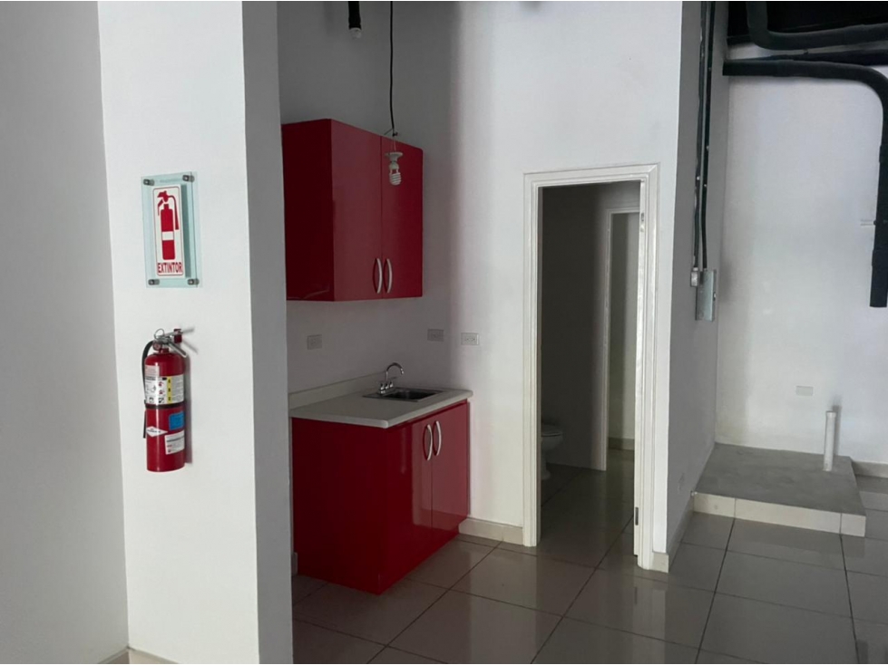 Local Comercial en Alquiler Plaza Cowes, Bella Vista. GM - 3