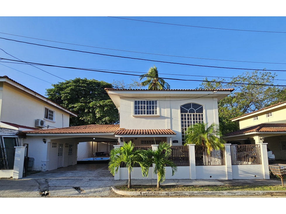 Venta de Casa con piscina en Villas del golf, Chitré Herrera