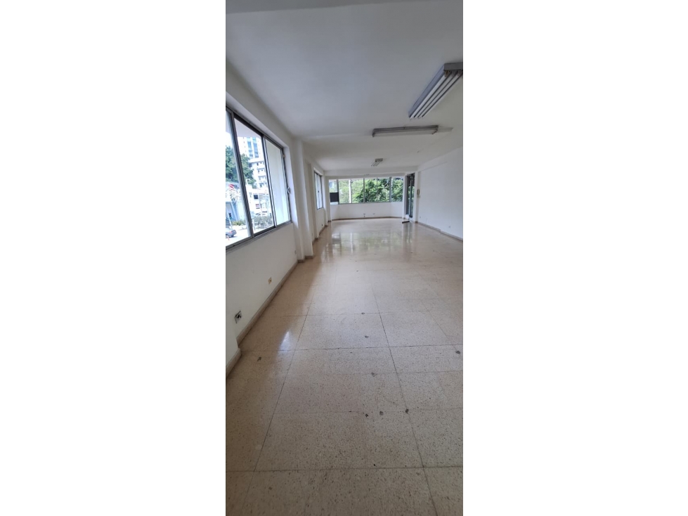 Alquiler de local comercial en Vía Argentina — foto 4