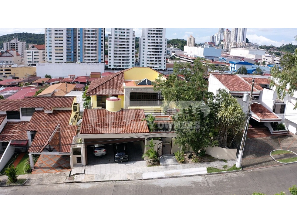 Venta de residencia unifamiliar de 3 niveles en Dos mares