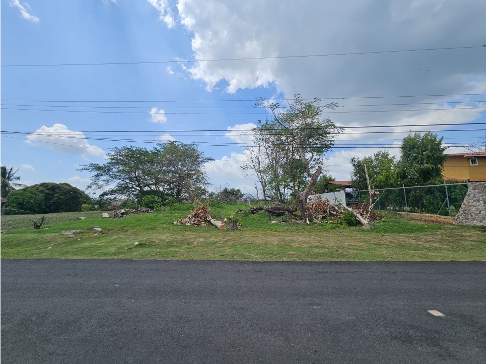 Se vende lote a pasos del mar en Costa esmeralda, San Carlos.