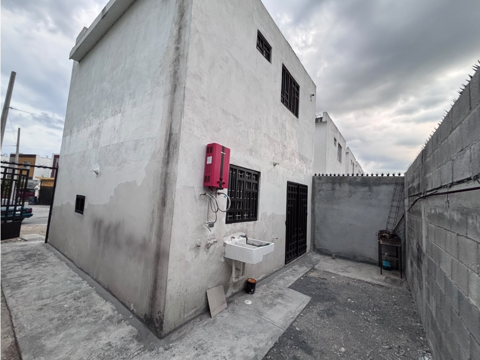 CASA EN RENTA EN FUENTE DE PIEDRA, JUÁREZ, NL JUNTO A PARQUE — foto 2