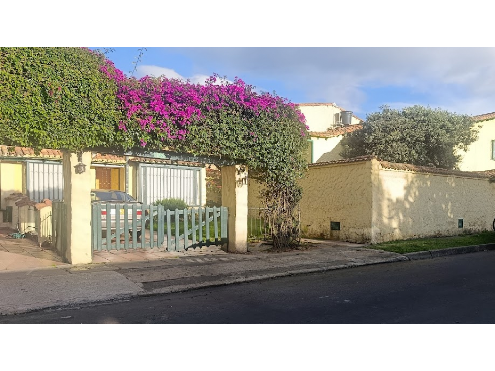 CASA EN COLINA CAMPESTRE DE 2 NIVELES