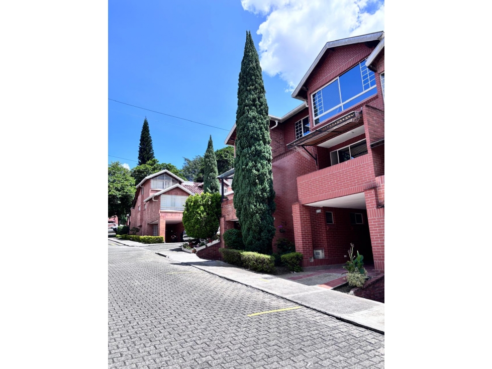 BAJO PRECIO CASA UNIFAMIAR DE 3 NIVELES LA MOTA 160 M2 EN UNIDAD
