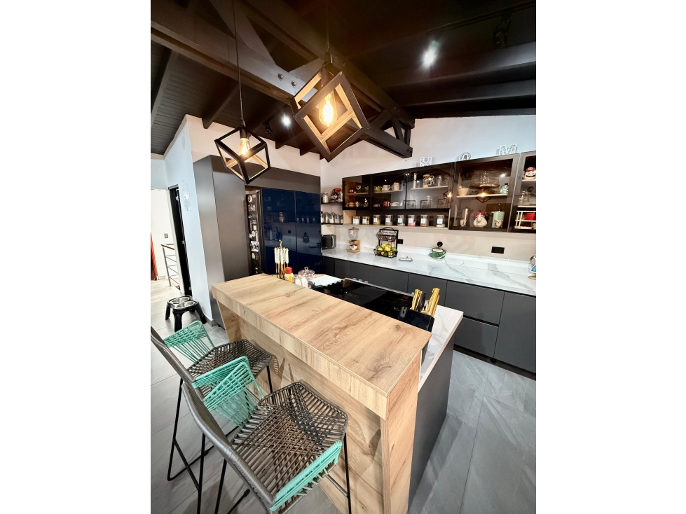 VENTA DE CASA DE 3 NIVELES CABAÑITAS BELLO 256 M2 SOLO CONTADO