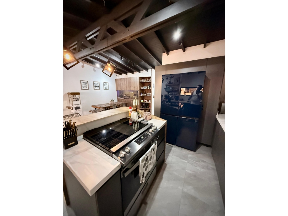VENTA DE CASA DE 3 NIVELES CABAÑITAS BELLO 256 M2 SOLO CONTADO — foto 2