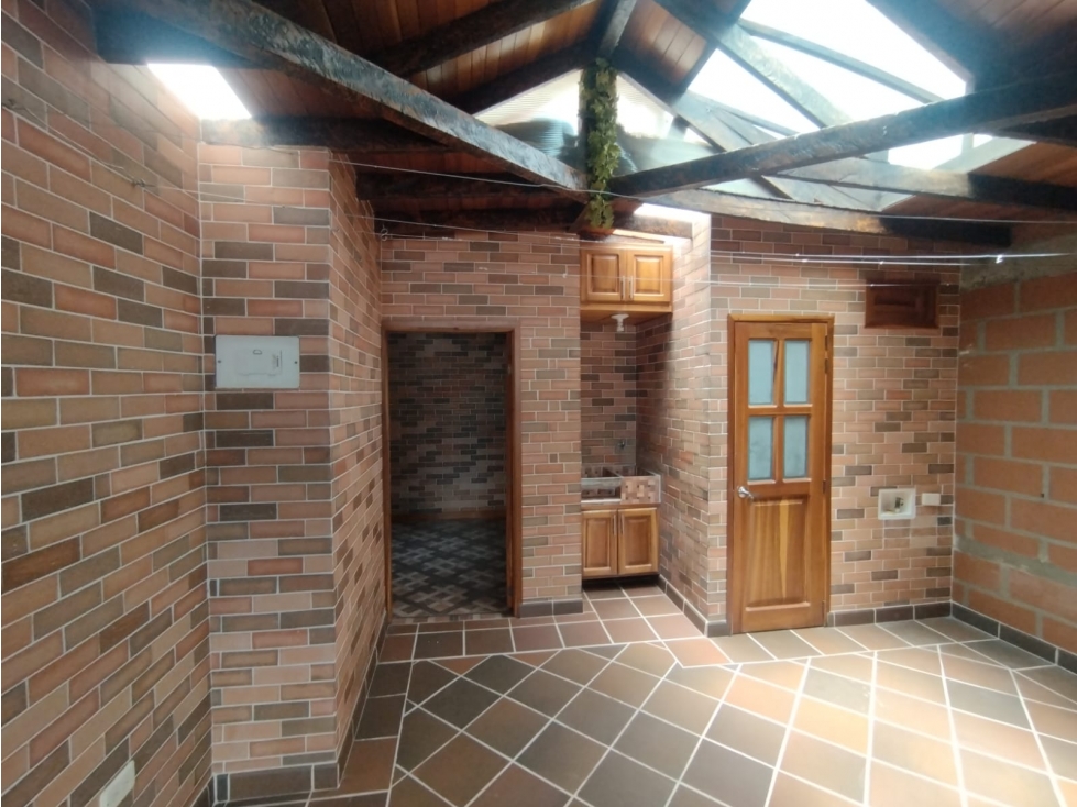 VENTA DE APTO BELLO SERRAMONTE 250 M2 3 NIVELES — foto 2