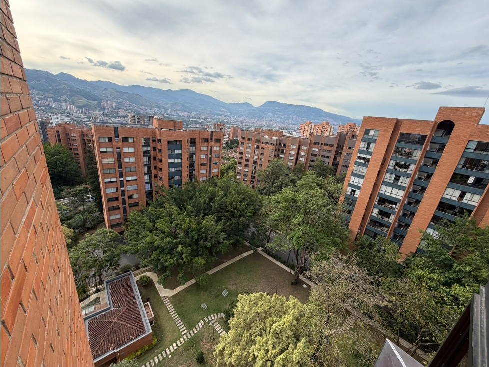 AMPLIO Y EXCLUSIVO APARTAMENTO EN EL POBLADO LOS BALSOS / SAN MICHEL