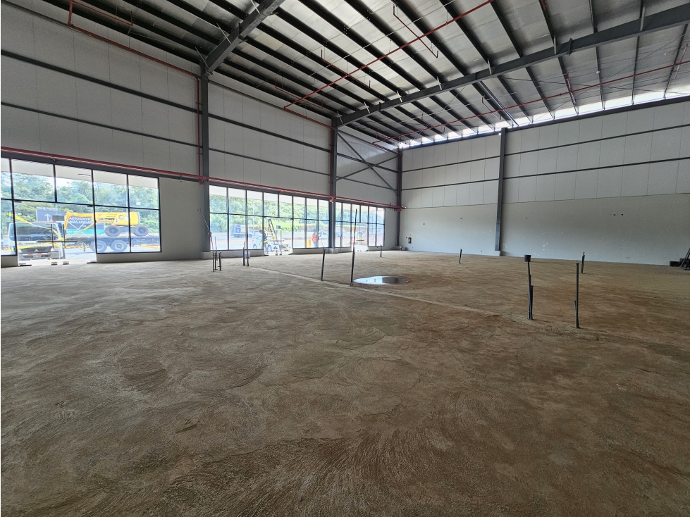 Se alquilan Locales Comerciales Autopista 455mt2 - 1