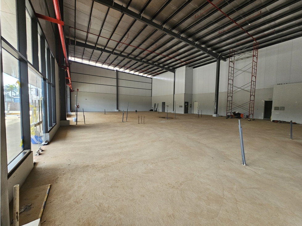 Se alquilan Locales Comerciales Autopista 455mt2 - 2