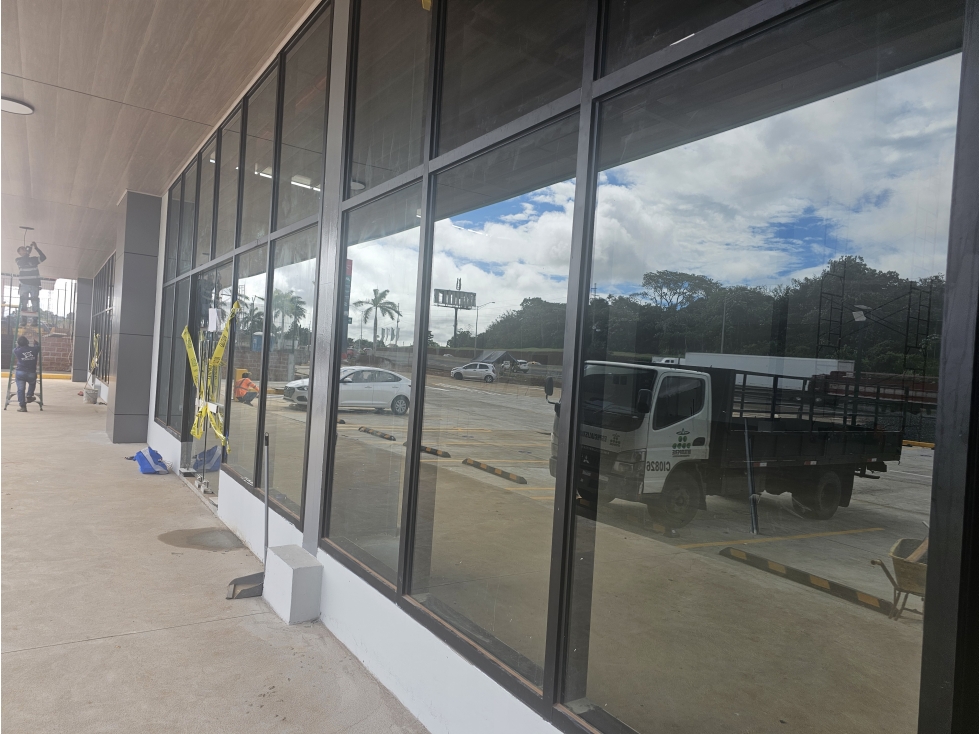 Se alquilan Locales Comerciales Autopista 455mt2 - 3