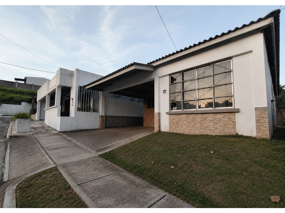 Casa en Venta- Arraiján-Panamá Parques de Oviedo (DR)