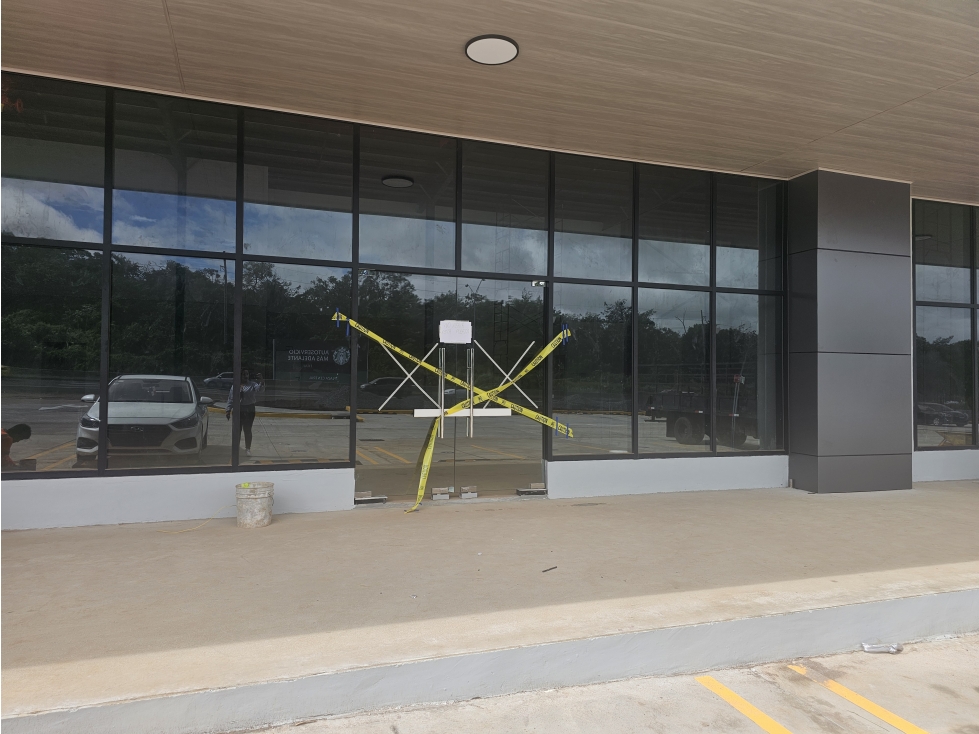 Se alquilan Locales Comerciales Autopista 455mt2 - 6