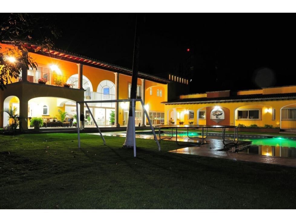MAJESTUOSA CASA ESTILO COLONIAL EN RANCHO CORTES