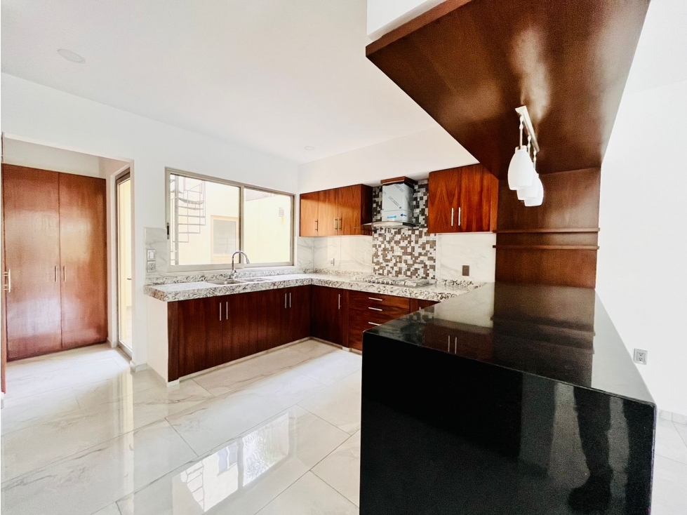 CASA EN VENTA EN ZONA DORADA - 4