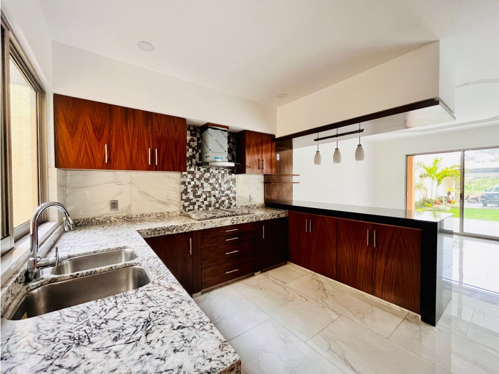 CASA EN VENTA EN ZONA DORADA - 5