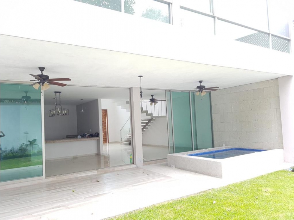 MODERNA CASA EN RENTA