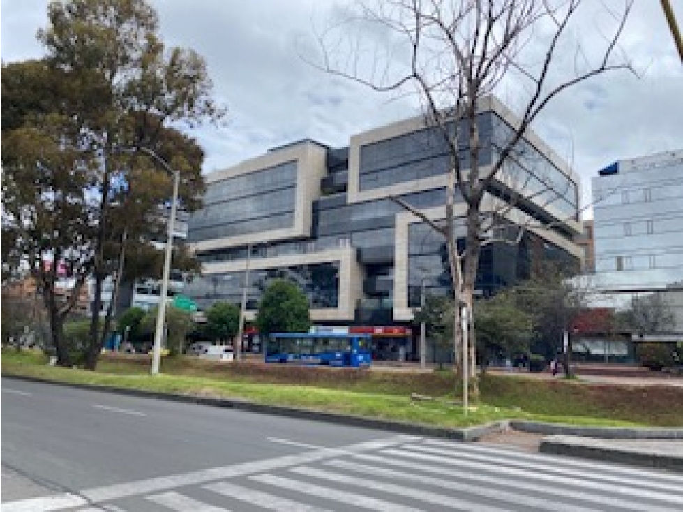 Excelente oficina corporativa al frente de Unicentro Edificio GRADECO