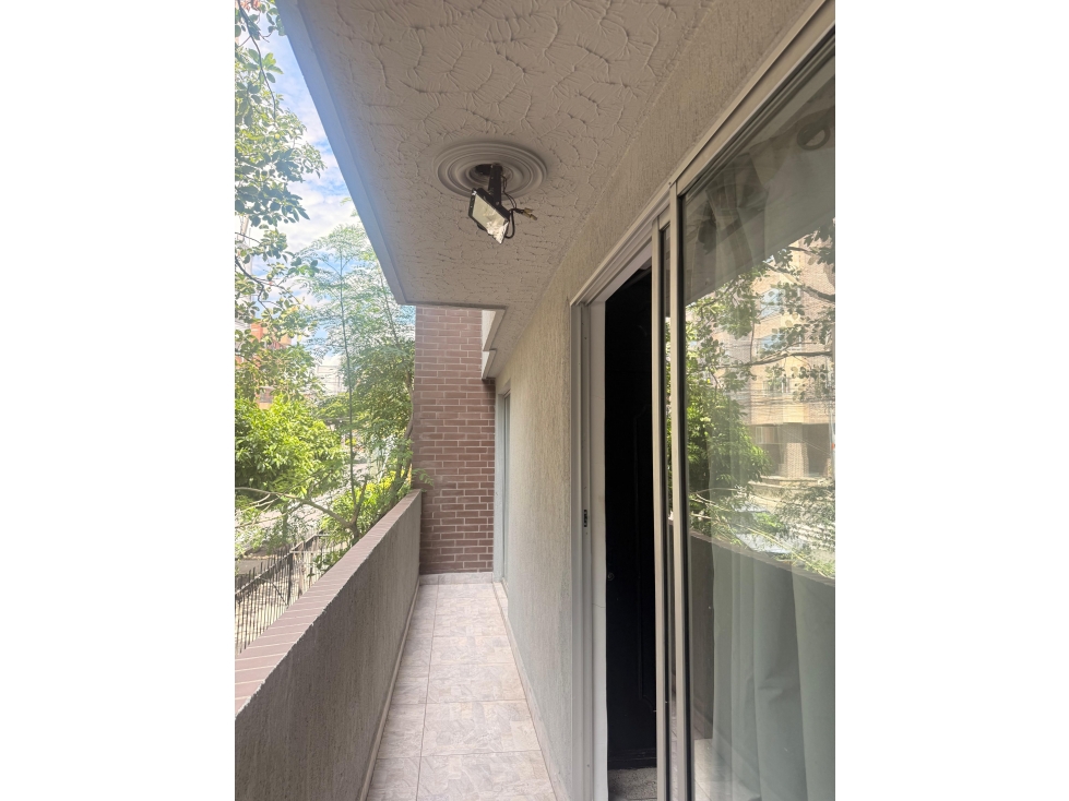VENDO AMPLIO Y LINDO APARTAMENTO EN LAURELES PISO 1