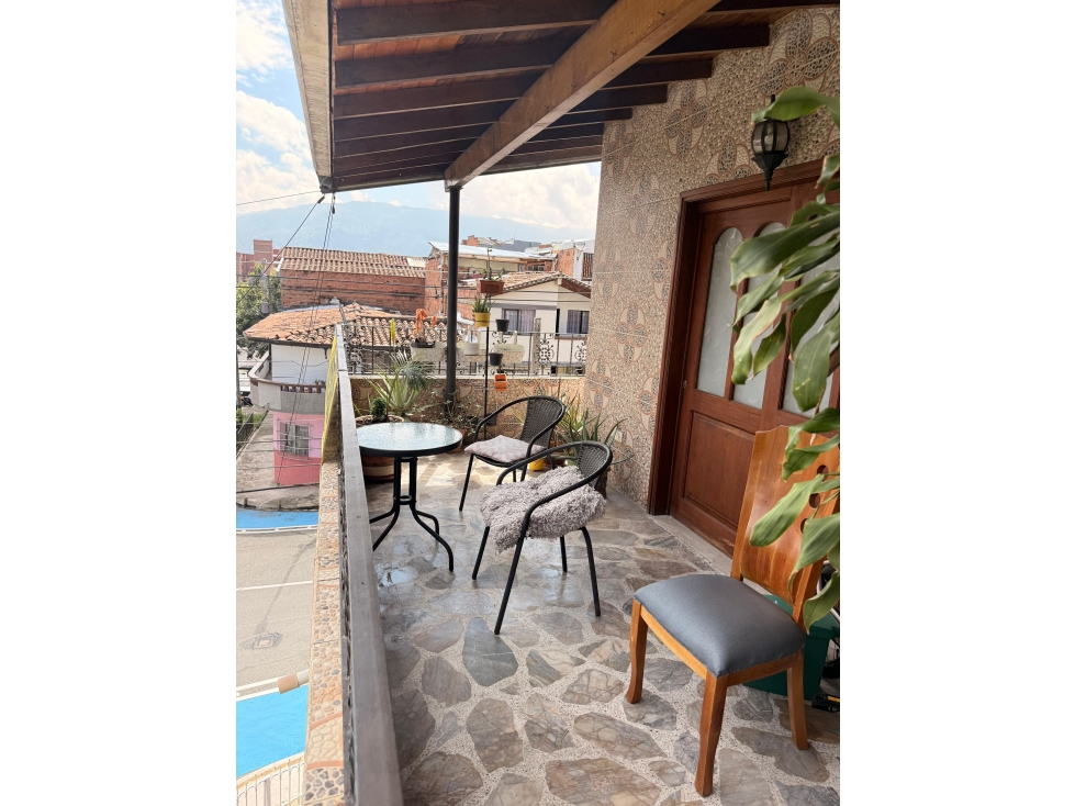 VENDO AMPLIA CASA EN LAURELES CON JACUZZI MODERNO