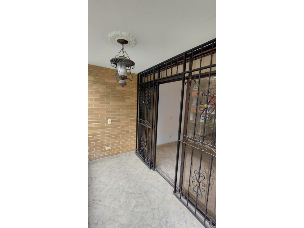 VENDO CASA EN SABANETA PISO 2 AMPLIOS ESPACIOS CERCA AL METRO