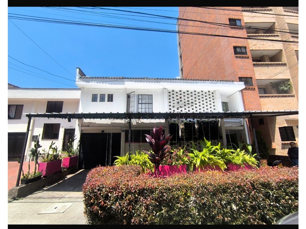 CASA LOTE CON ALTO POTENCIAL DE DESARROLLO EN LAURELES 7 PISOS
