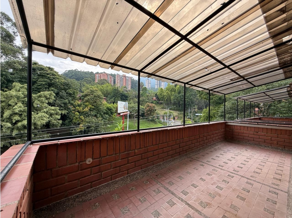 Venta de apartamento para remodelar en Las Lomas, Poblado