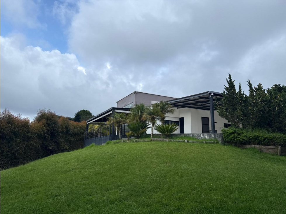 Casa campestre en Venta/Arriemdo en Envigado - Confort y Naturaleza