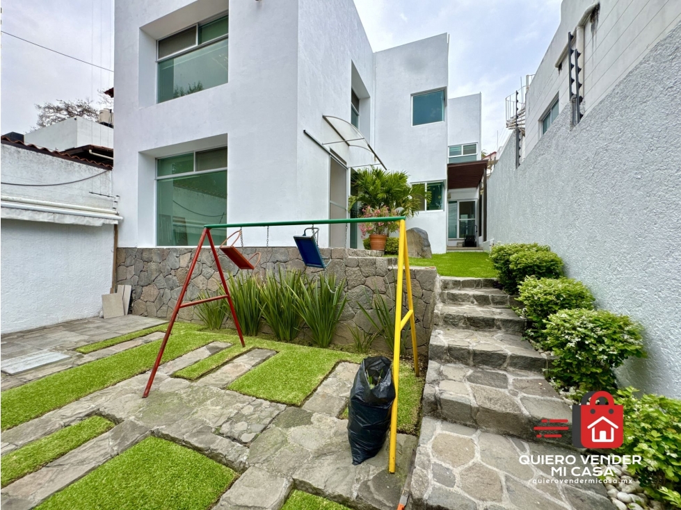 Casa en Lomas de Cuernavaca con jardín y recámara PB