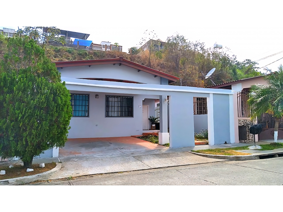 Se Vende Casa en Urbanización Brisas del Golf.