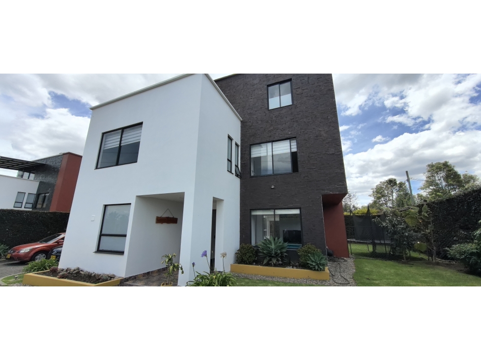 SE VENDE CASA EN PARCELAS COTA - 2