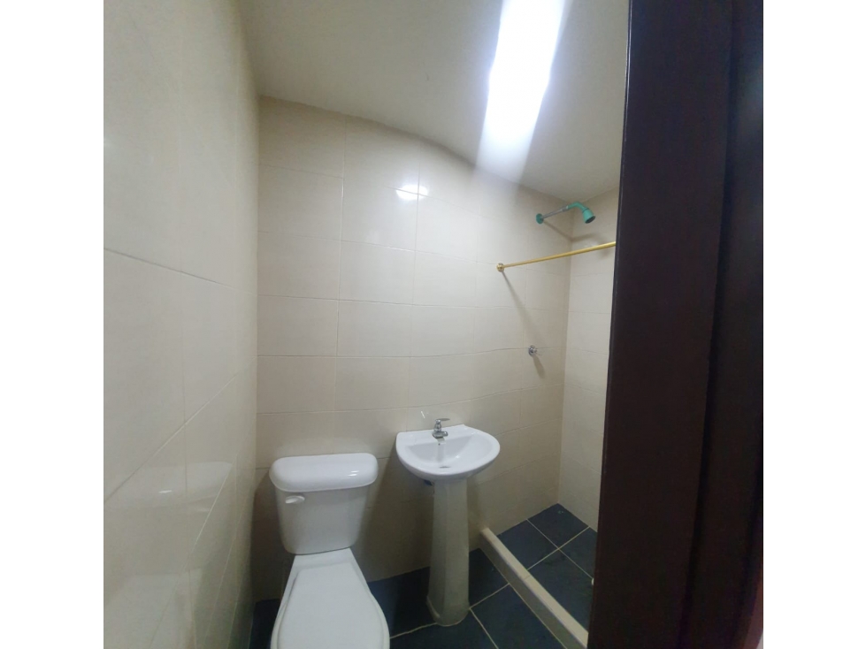 Casa de 4 pisos frente al CAI de La Gaitana — foto 5