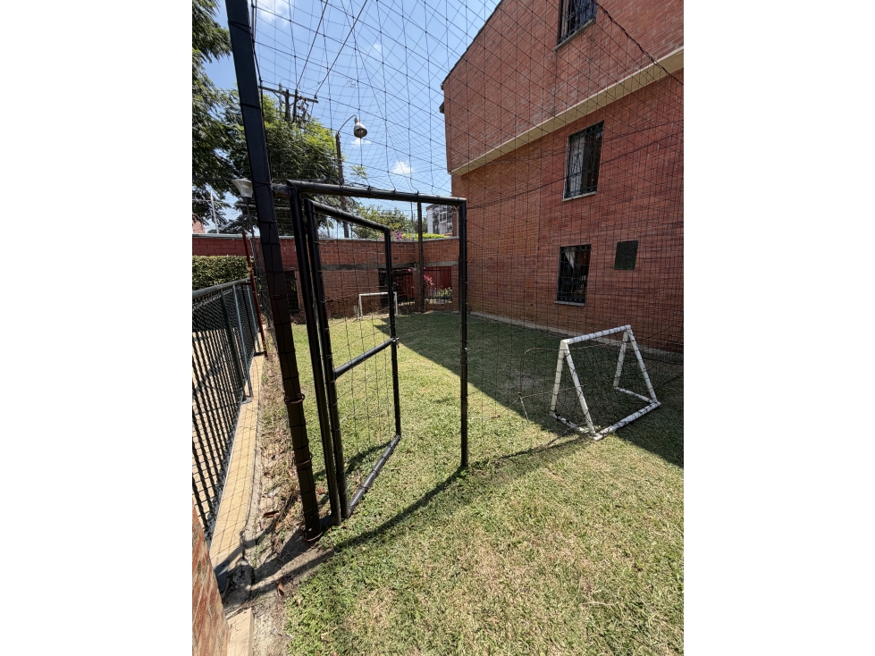 VENTA DE CASA DE TRES PISOS EN UNIDAD RESIDENCIAL SUR DE CALI -YY — foto 3