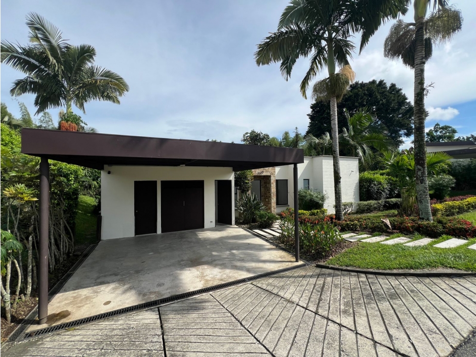 Casa en condominio cerca al clud campestre con piscina y jacuzzi