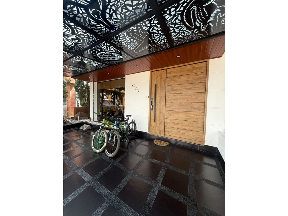 SE VENDE CASA DE LUJO CONJUNTO CERRADO VALLE DE LOS GUARATAROS - 2