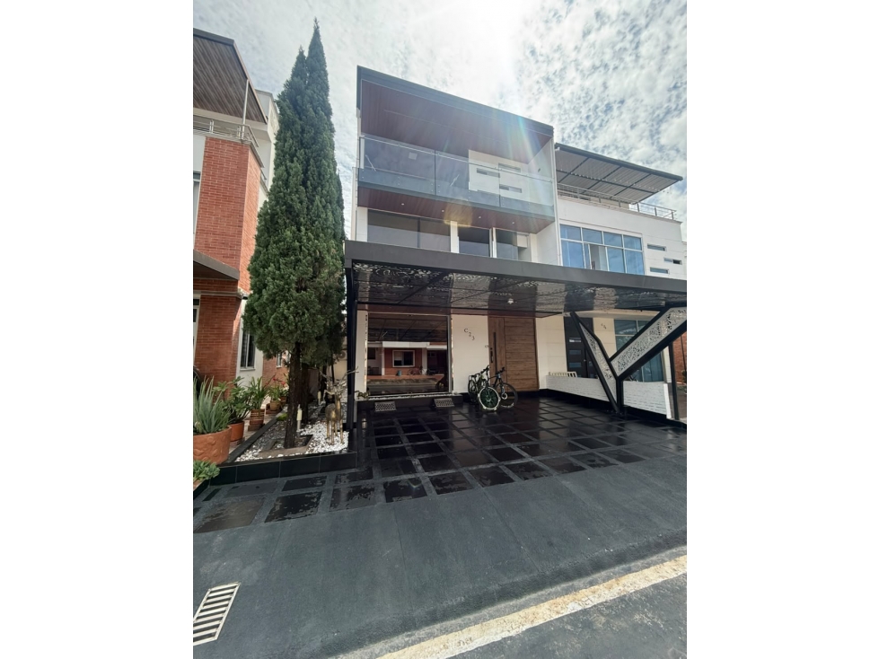 SE VENDE CASA DE LUJO CONJUNTO CERRADO VALLE DE LOS GUARATAROS - 1